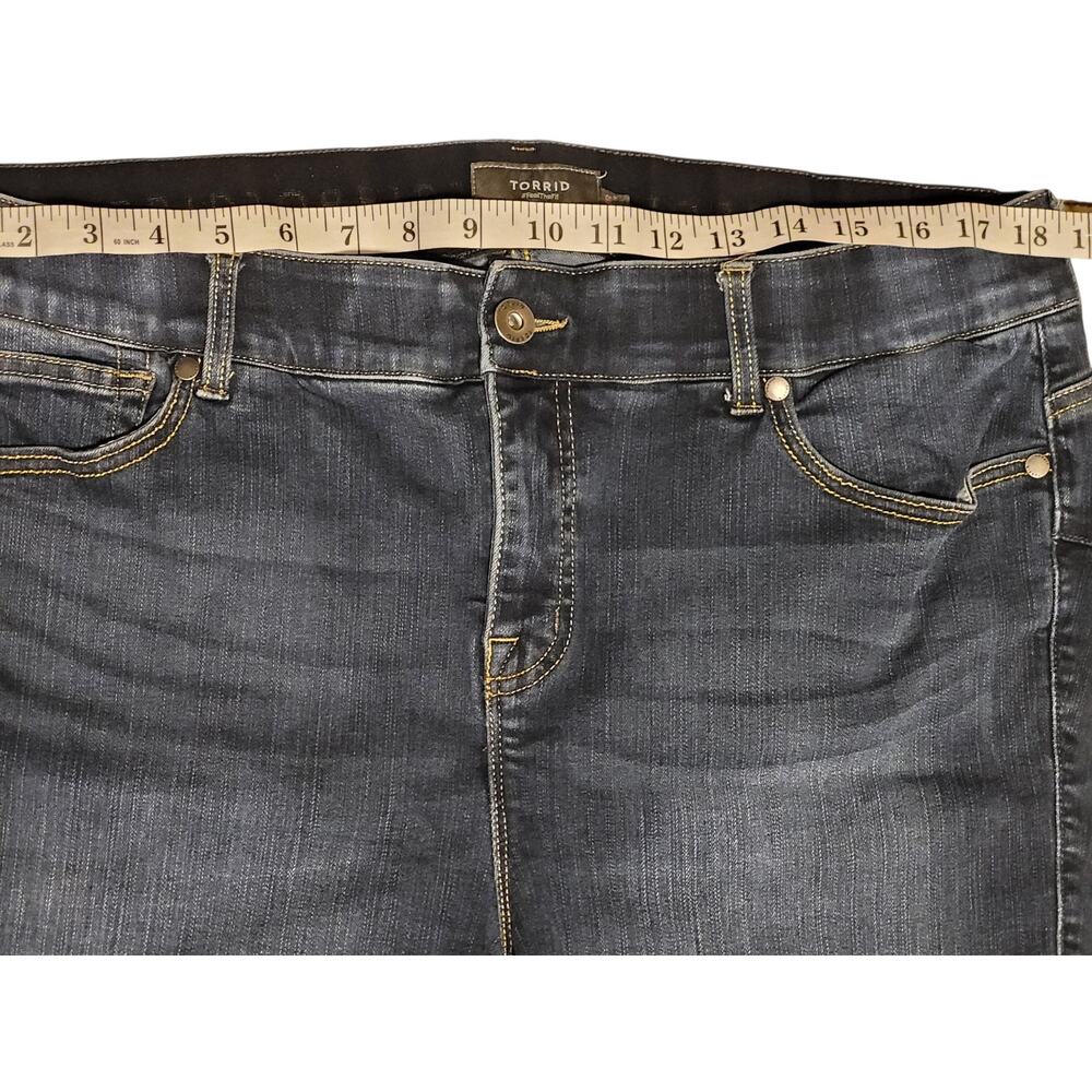 Torrid Womens High-Rise Stretch Denim Shorts Size 18 Dark Blue Wash EUC - Picture 3 of 9